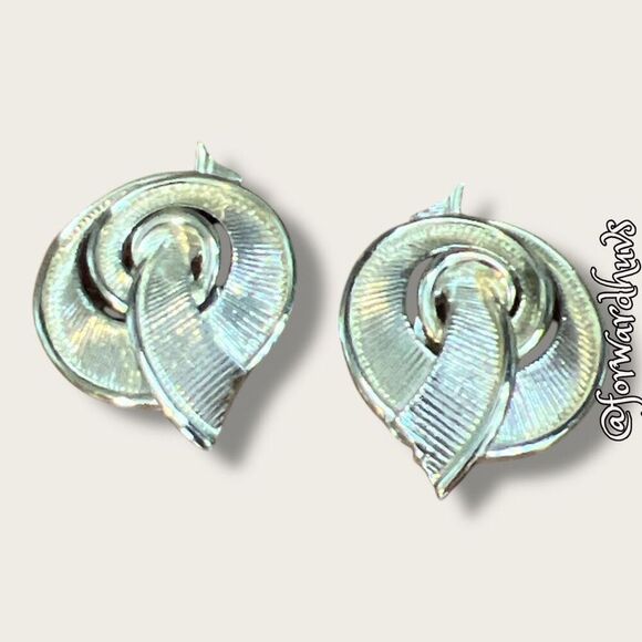 Vintage Lisner Gold-Tone Non-Pierced Earrings - Picture 8 of 9